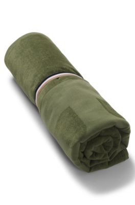 Strandhandduk i bomullssammet med logga, M&ouml;rkgr&ouml;n