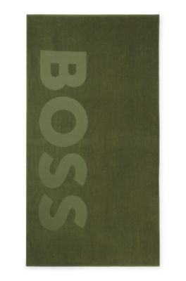 Strandhandduk i bomullssammet med logga, M&ouml;rkgr&ouml;n