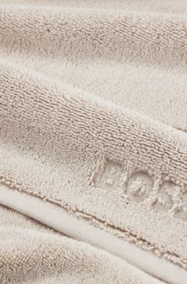 Beige badmat van Ege&iuml;sche katoen met ton-sur-ton logo, Lichtbeige