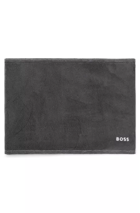 Cotton bath mat with contrast embroidered logo