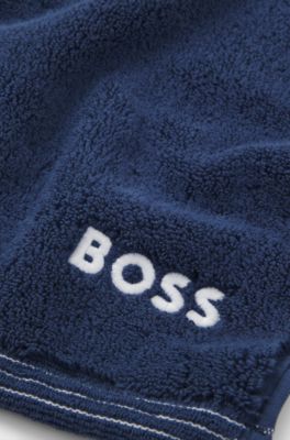 Tapis de bain en coton avec logo brod&eacute; contrastant, Bleu fonc&eacute;