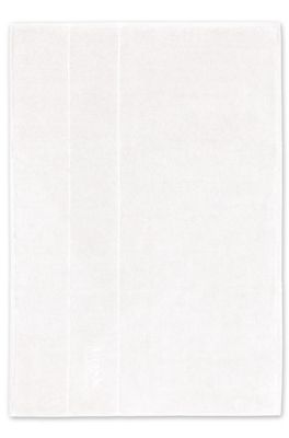 Alfombrilla de ba&ntilde;o de algod&oacute;n con logo bordado en contraste, Blanco
