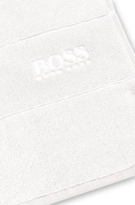 Alfombrilla de ba&ntilde;o de algod&oacute;n con logo bordado en contraste, Blanco