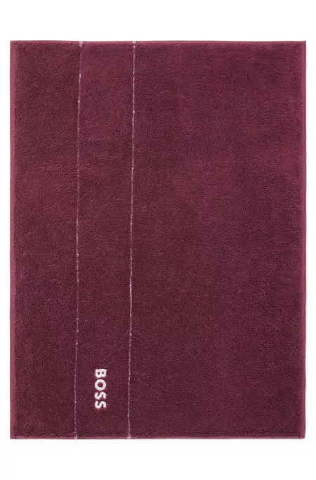 Cotton bath mat with contrast logo embroidery