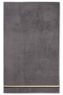 Badetuch aus Baumwoll-Terry mit charakteristischem Streifen-Band, Grau