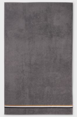 Drap de bain en molleton de coton avec bande &agrave; rayures embl&eacute;matiques, Gris