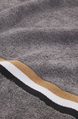 Drap de bain en coton avec bande &agrave; rayures embl&eacute;matiques, Gris
