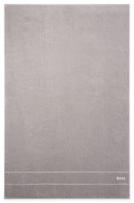 Toalla de ba&ntilde;o de algod&oacute;n con logo blanco bordado, Gris