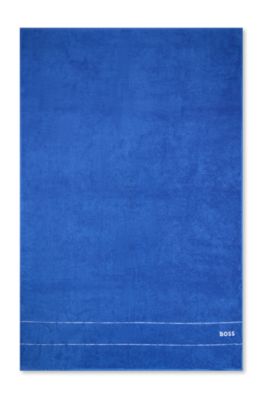 Badetuch aus Baumwolle mit wei&szlig;er Logo-Stickerei, Blau
