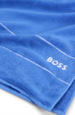 Badetuch aus Baumwolle mit wei&szlig;er Logo-Stickerei, Blau