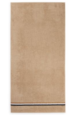 Serviette de bain en coton avec bordure &agrave; rayures embl&eacute;matiques, Beige