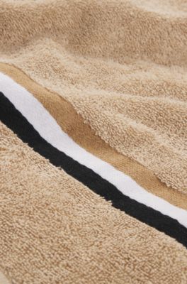 Serviette de bain en coton avec bordure &agrave; rayures embl&eacute;matiques, Beige