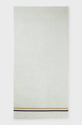 Katoenen badhanddoek met een rand met de signature-stripe, Kalk