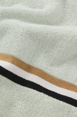 Serviette de bain en coton avec bordure &agrave; rayures embl&eacute;matiques, Chaux