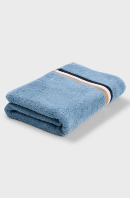 Serviette de bain en coton avec bordure &agrave; rayures embl&eacute;matiques, bleu clair
