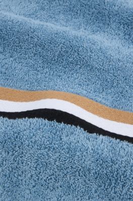 Serviette de bain en coton avec bordure &agrave; rayures embl&eacute;matiques, bleu clair