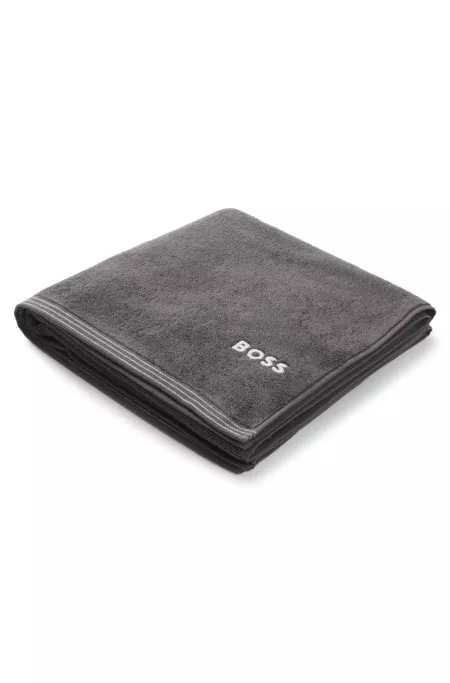 Cotton bath towel with contrast embroidered logo