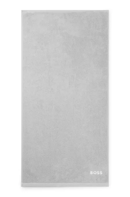 Cotton bath towel with contrast embroidered logo