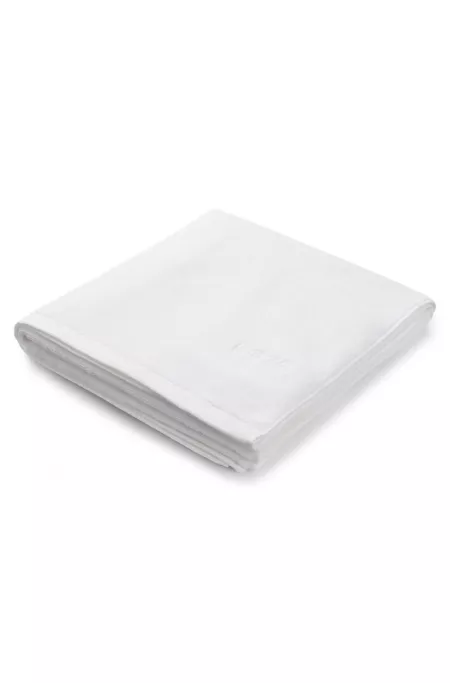 Cotton bath towel with contrast embroidered logo