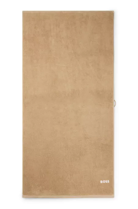 Toalla de baño de algodón con logo bordado en contraste