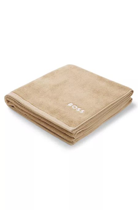 Toalla de baño de algodón con logo bordado en contraste