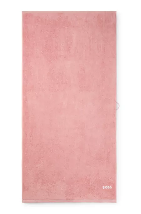 Toalla de baño de algodón con logo bordado en contraste