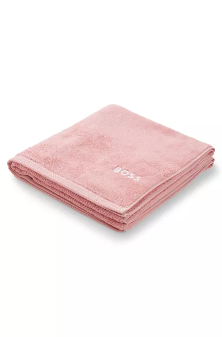 Toalla de baño de algodón con logo bordado en contraste