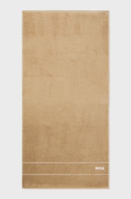 Serviette de bain en coton avec logo brod&eacute; blanc, Beige