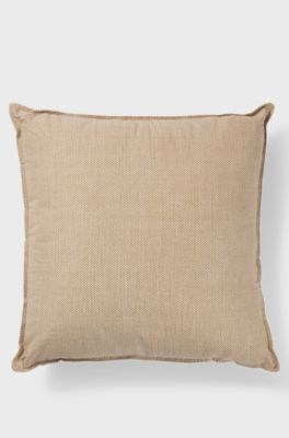 Kudde med m&ouml;nster, logga och v&aring;ra f&auml;rger, Beige