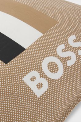 Coussin &agrave; rayures embl&eacute;matiques avec logo, Beige