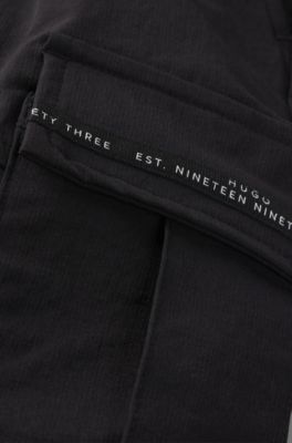 Pantaloni cargo per bambini con rifiniture brandizzate sulle tasche, Nero