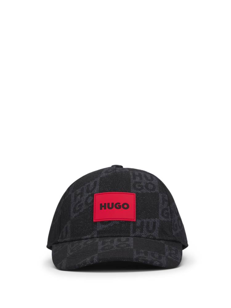 Artikel klicken und genauer betrachten! - HUGO Canvas-Cap für Kinder. Das zeitgemäße Accessoire ist durchgehend mit einem Stack-Logo-Print bedruckt. Ein roter Logo-Aufnäher rundet das Design ab. | im Online Shop kaufen