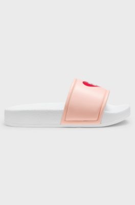Kids' faux-leather slides with heart-shaped logo print, light pink