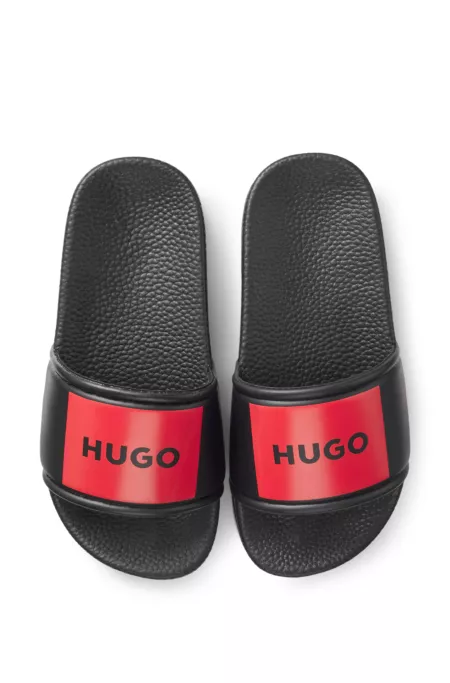 Sandalias para niños con etiqueta con logo roja