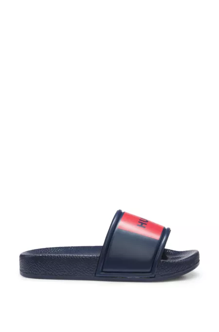 Sandalias para niños con etiqueta con logo roja