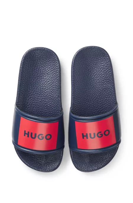 Sandalias para niños con etiqueta con logo roja