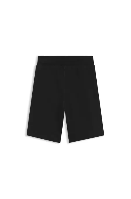 Shorts de forro polar para niños con etiqueta con logo