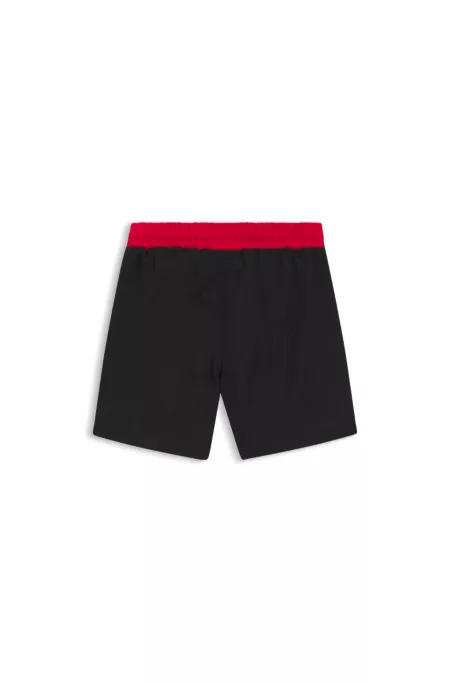 Bañador tipo shorts para niños con logo estampado en contraste