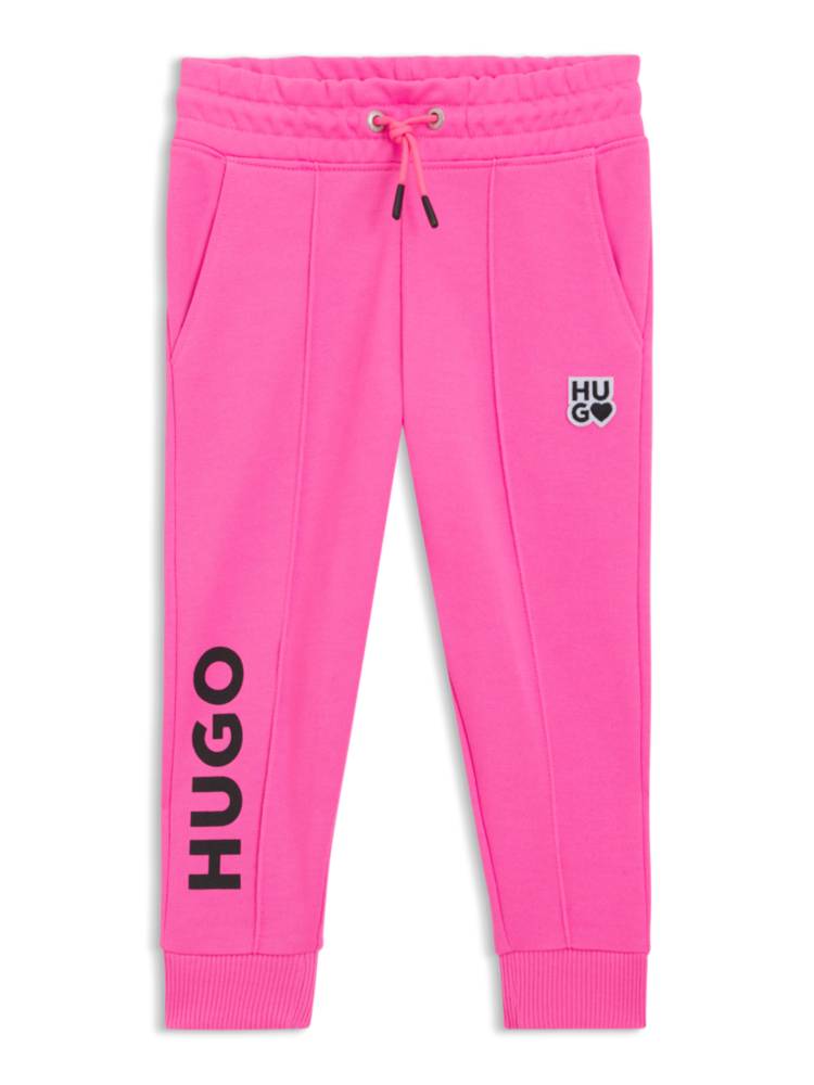 Artikel klicken und genauer betrachten! - HUGO Kinder-Jogginghose aus kuscheligem Fleece mit Beinbündchen, gesticktem Logo-Aufnäher und Logo-Print am Bein. | im Online Shop kaufen