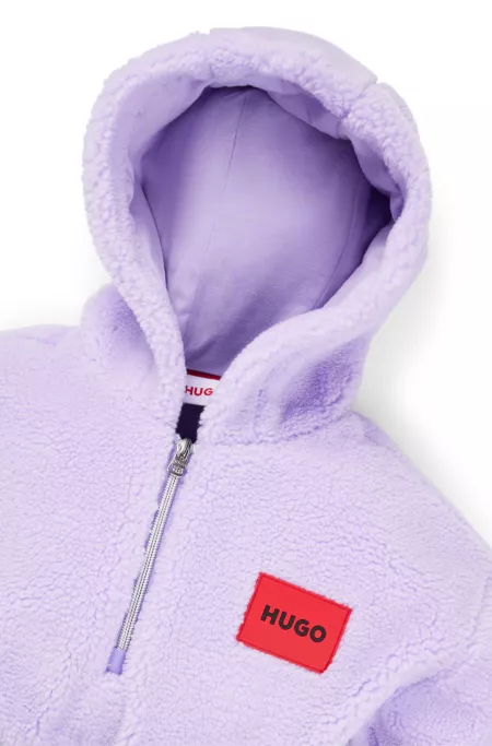 Sudadera con capucha de sherpa para niños con logo bordado en la espalda