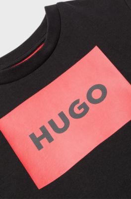 T-shirt f&ouml;r barn i bomullsjersey tryckt med en r&ouml;d logga, Svart