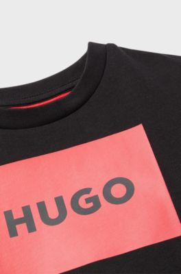 T-shirt f&ouml;r barn i bomullsjersey tryckt med en r&ouml;d logga, Svart