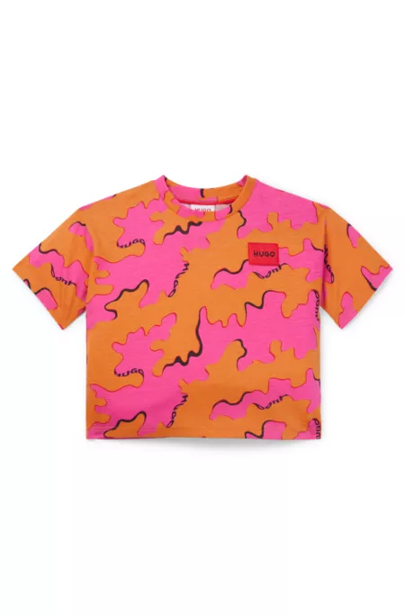 Camiseta para niños con estampado de temporada y etiqueta con logo roja