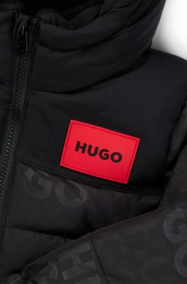 Pufferjack met capuchon en rood logolabel voor kinderen, Zwart