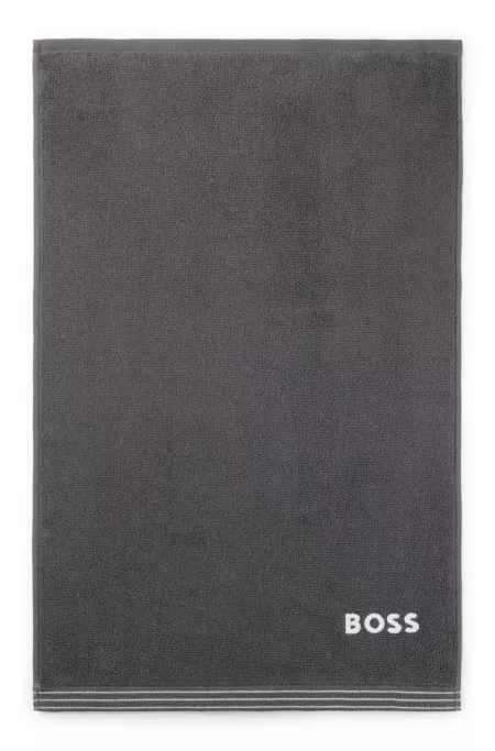 Cotton guest towel with contrast embroidered logo