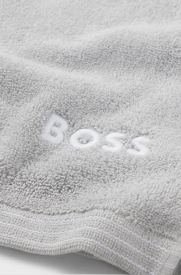 G&auml;sthandduk i bomull med broderad logga i kontrastf&auml;rg, Silver