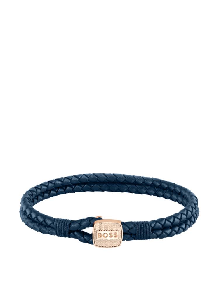 Artikel klicken und genauer betrachten! - Dank des edlen Musters und des Logos auf dem goldfarbenen Verschluss verleiht das BOSS Armband jedem Look das gewisse Etwas. Aus blauem Leder geflochten. | im Online Shop kaufen