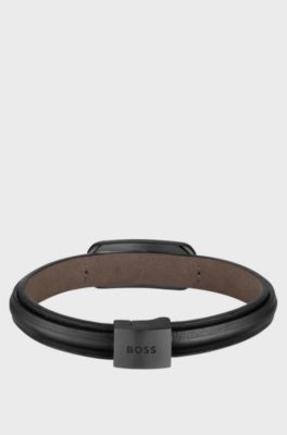 Gelaagde leren armband met zwarte metallic logoschakel, Zwart