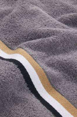 Katoenen handdoek met kenmerkend gestreepte rand, Grijs