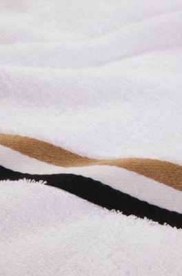 Serviette de toilette en coton avec bordure &agrave; rayures embl&eacute;matiques, Blanc